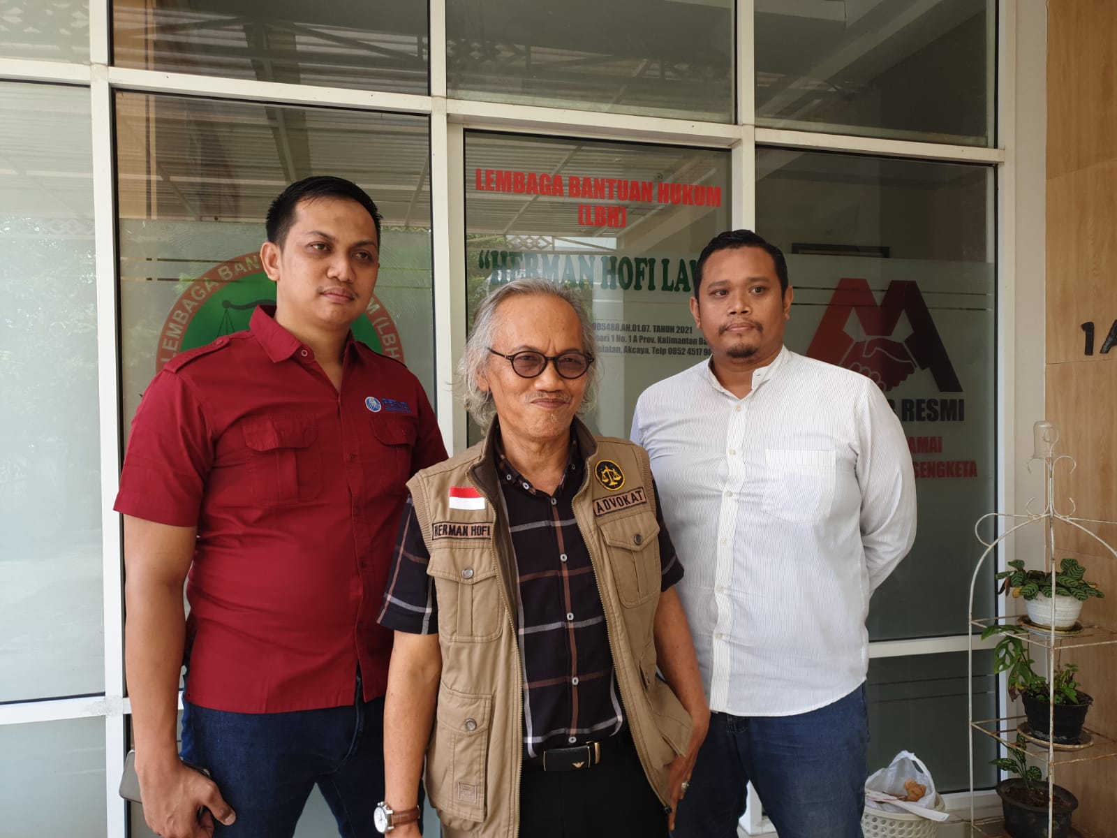 Herman Hofi Munawan (tengah).
