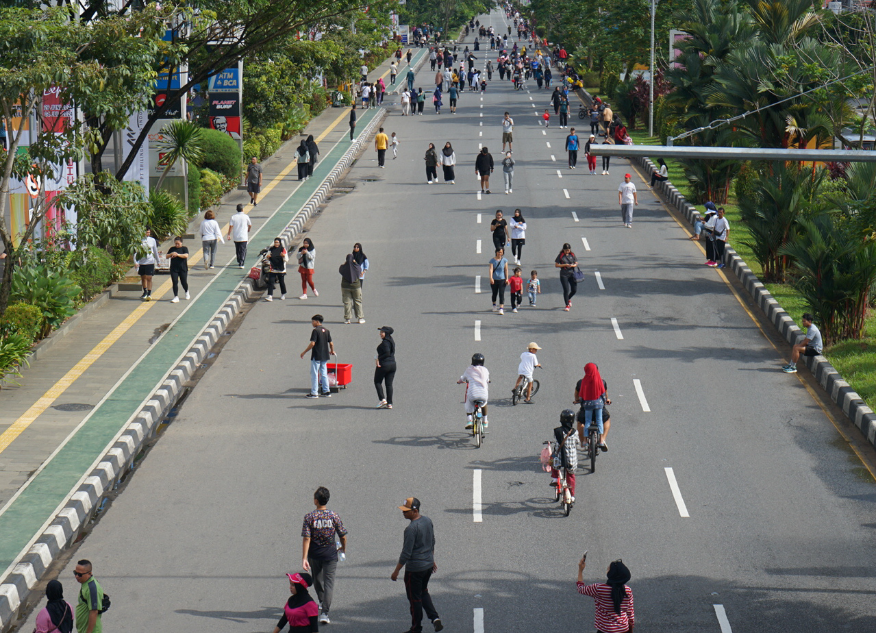Masyarakat Kota Pontianak meramaikan area Car Free Day yang mulai dibuka kembali di kawasan Jalan Ahmad Yani, Minggu (30/6) pagi. Masyarakat memanfaatkan area tersebut untuk berolahraga.