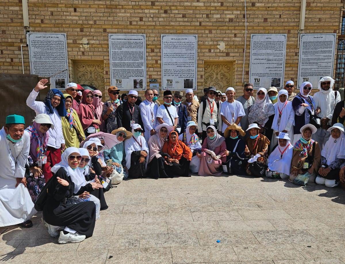 KUNJUNGAN: Rombongan jemaah haji Kabupaten Mempawah mengunjungi salah satu tempat bersejarah di Mekkah.