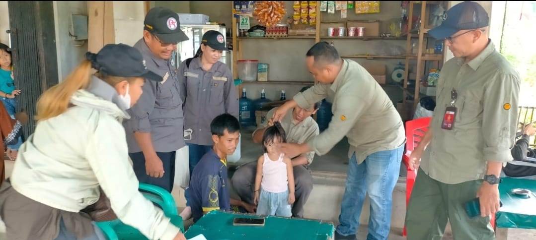 JEMPUT BOLA: Kelurahan Sagatani menggelar kegiatan penimbangan dan pengukuran balitake rumah-rumah warga.