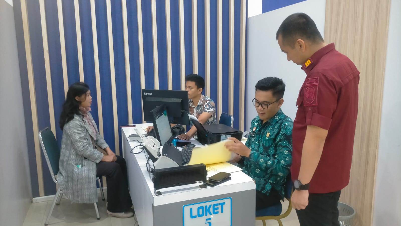 PELAYANAN: Kantor Imigrasi Singkawang saat memberikan pelayanan paspor kepada pemohon. Namun sudah sepekan pelayanan tersebut terhenti.