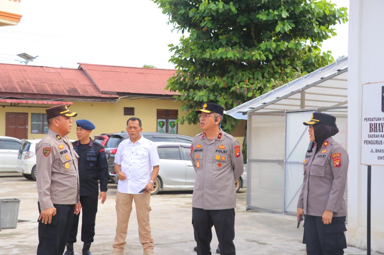 PANTAU PSU: Wakapolda Kalbar Brigjen Pol Roma Hutajulu saat mengunjungi Polres Sintang dalam rangka pemantauan Pemungutan Suara Ulang Pemilu 2024, Sabtu (29/6).