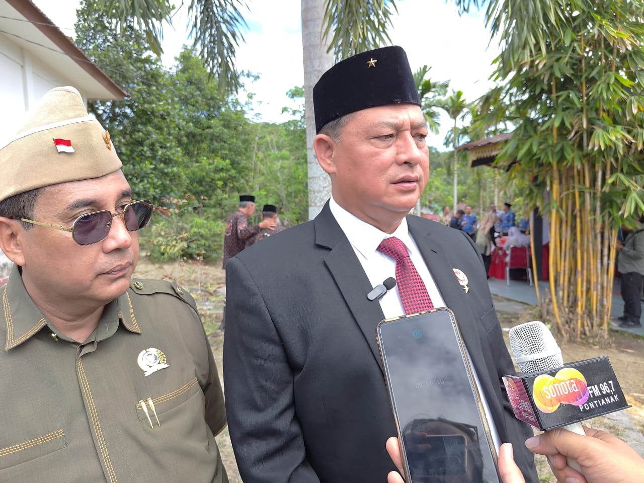 Syafaruddin Usman (kiri).