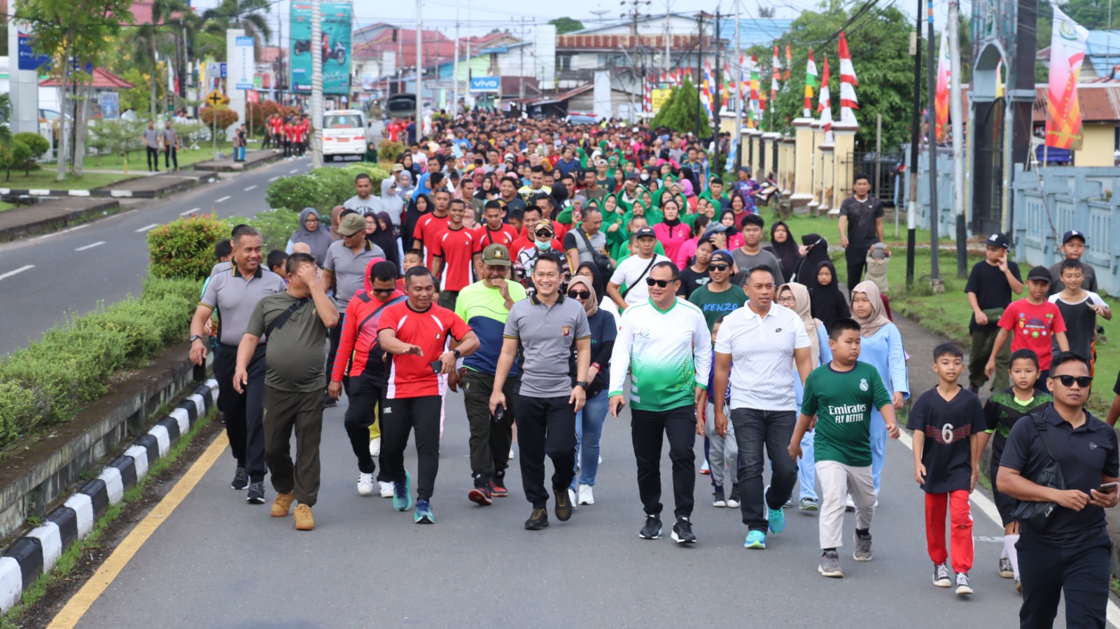 JALAN SEHAT: Jalan sehat yang digelar Polres Kapuas Hulu ini diikuti ribuan masyarakat.