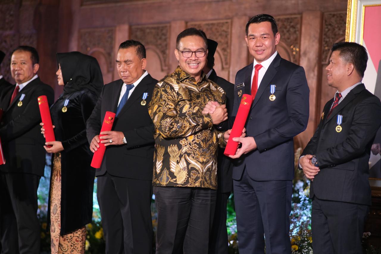 PENGHARGAAN: Bupati Kapuas Hulu Fransiskus Diaan saat menerima penghargaan dari BKKBN di Semarang.