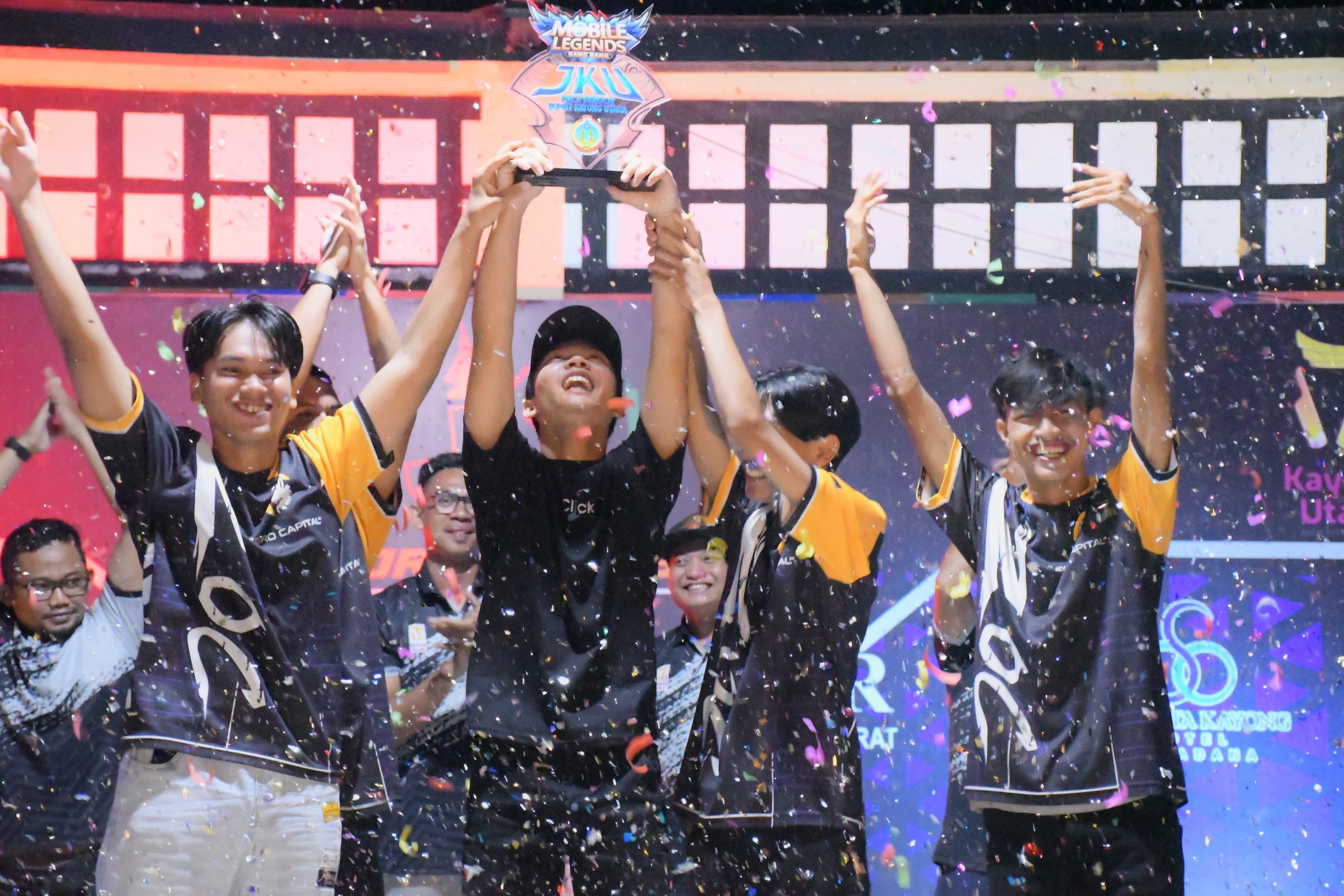 JUARA : Juara baru Tim Zero Capital (ZOC) berhasil meraih piala bergengsi turnamen JKU E-sport Mobile Legend Piala Bupati Season II.
