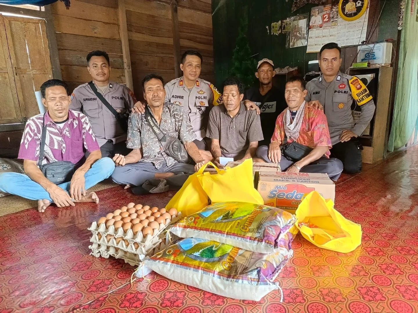 SERAHKAN BANTUAN: Jajaran Polsek Manis Mata menyambangi dan menyerahkan bantuan kepada masyarakat.