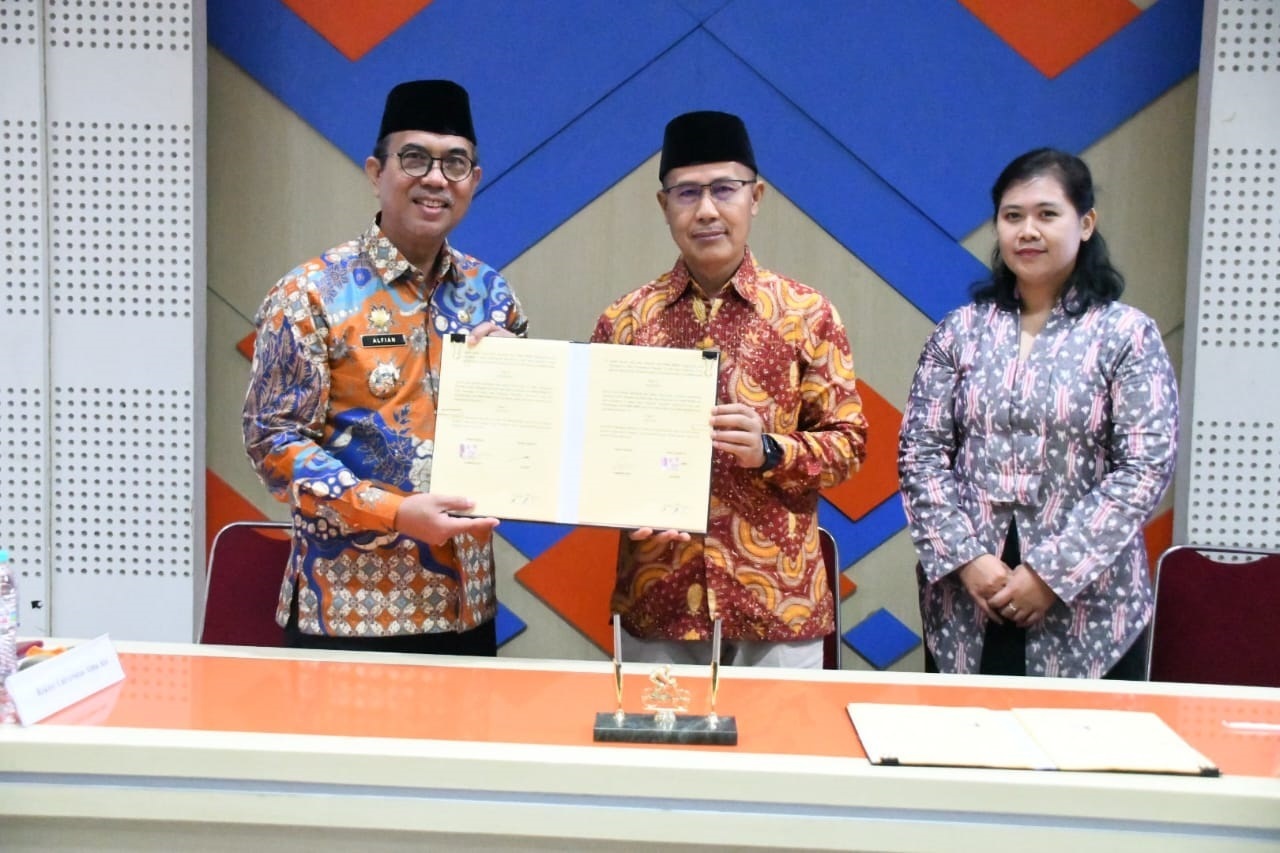 KERJA SAMA : Nota Kesepahaman (MoU) dan Perjanjian Kerjasama (MoA) Pemerintah Kabupaten Kayong Utara dan Universitas Alma Ata di Jogjakarta 1 Juli 2024.