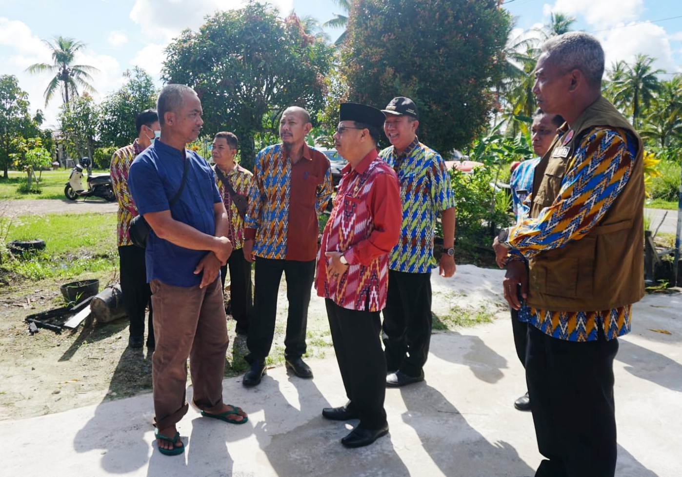 BANTUAN: Penjabat Bupati Mempawah, Ismail saat menyerahkan bantuan untuk korban kebakaran di Mempawah.