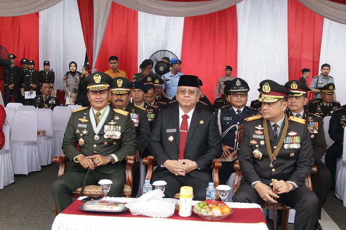 UPACARA: Harisson bersama Kapolda dan Pangdam saat mengikuti upacara&nbsp;Hari Bhayangkara Ke-78 Tahun 2024 di Lapangan Jananuraga,&nbsp;Polda Kalbar, Senin (1/7).&nbsp;