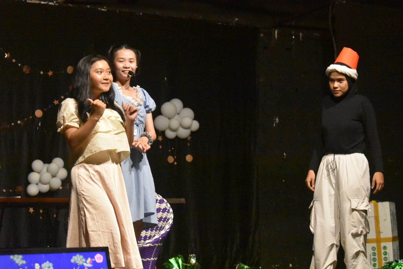 Penampilan drama oleh siswa dan mahasiswa STBA Pontianak.