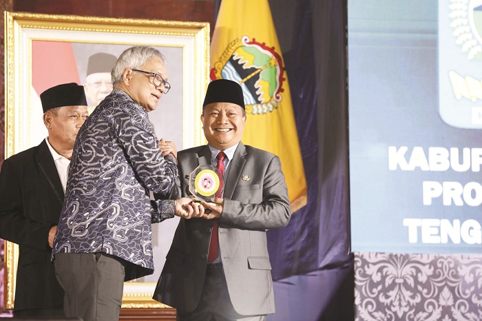 PENGHARGAAN : Badan Kependudukan dan Keluarga Berencana Nasional (BKKBN) Republik Indonesia memberikan penghargaan dalam momentum peringatan Hari Keluarga Nasional (Harganas) ke-31.
