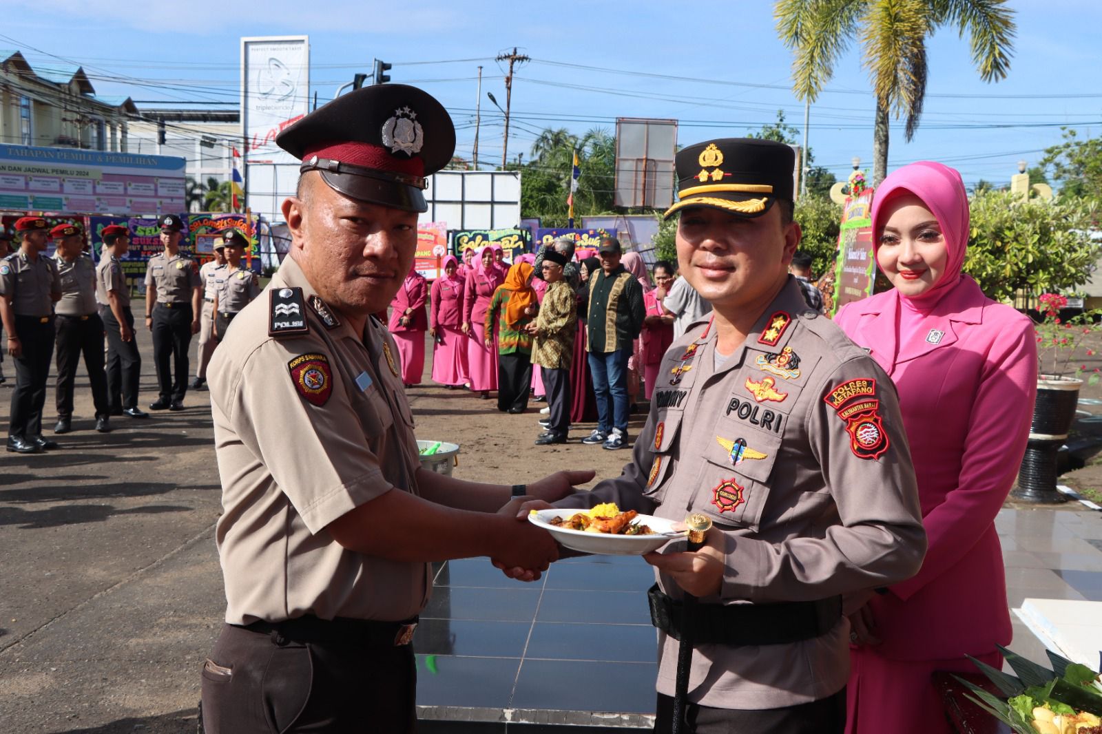 NAIK PANGKAT: Kapolres Ketapang, AKBP Tommy Ferdian menyerahkan potongan tumpeng kepada salah satu personel Polres Ketapang yang naik pangkat.