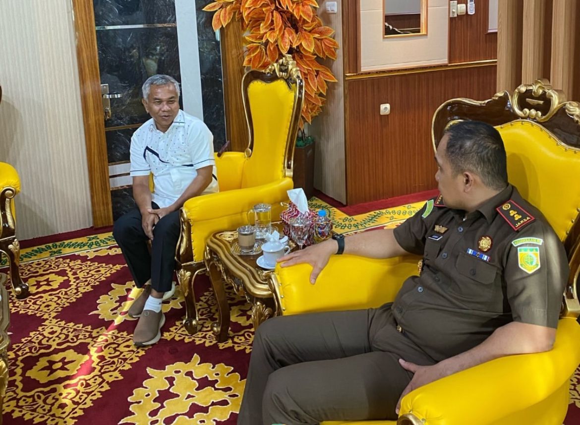 BINCANG-BINCANG: Bupati dan Kajari Ketapang berbincang-bincang di Ruang Kerja Bupati Ketapang, Senin (1/7).