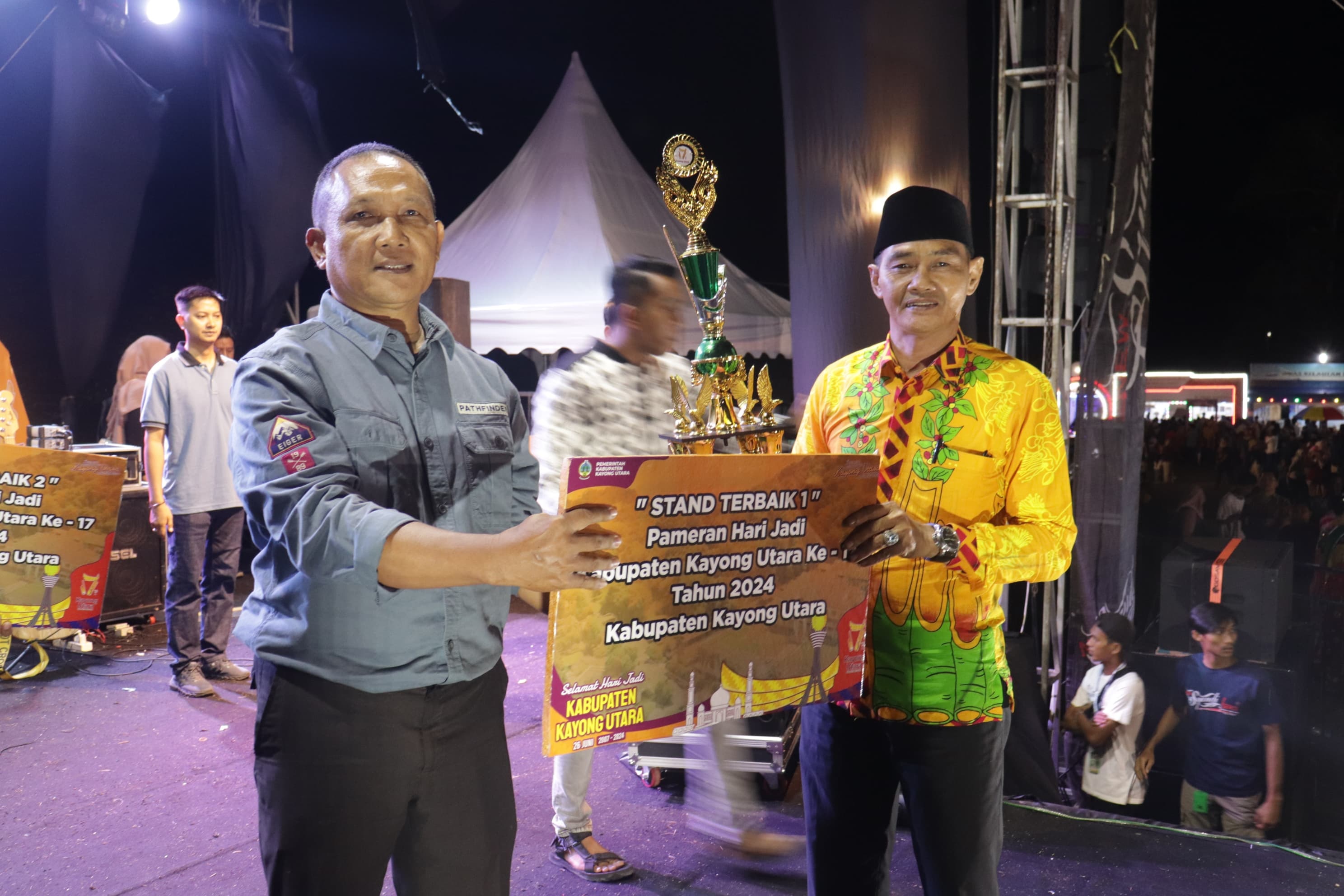 DITUTUP: Asisten Administrasi Umum (Asisten III) Sekretariat Daerah Kabupaten Kayong Utara Muhammad Oma pada penutupan pameran pembangunan di KKU.