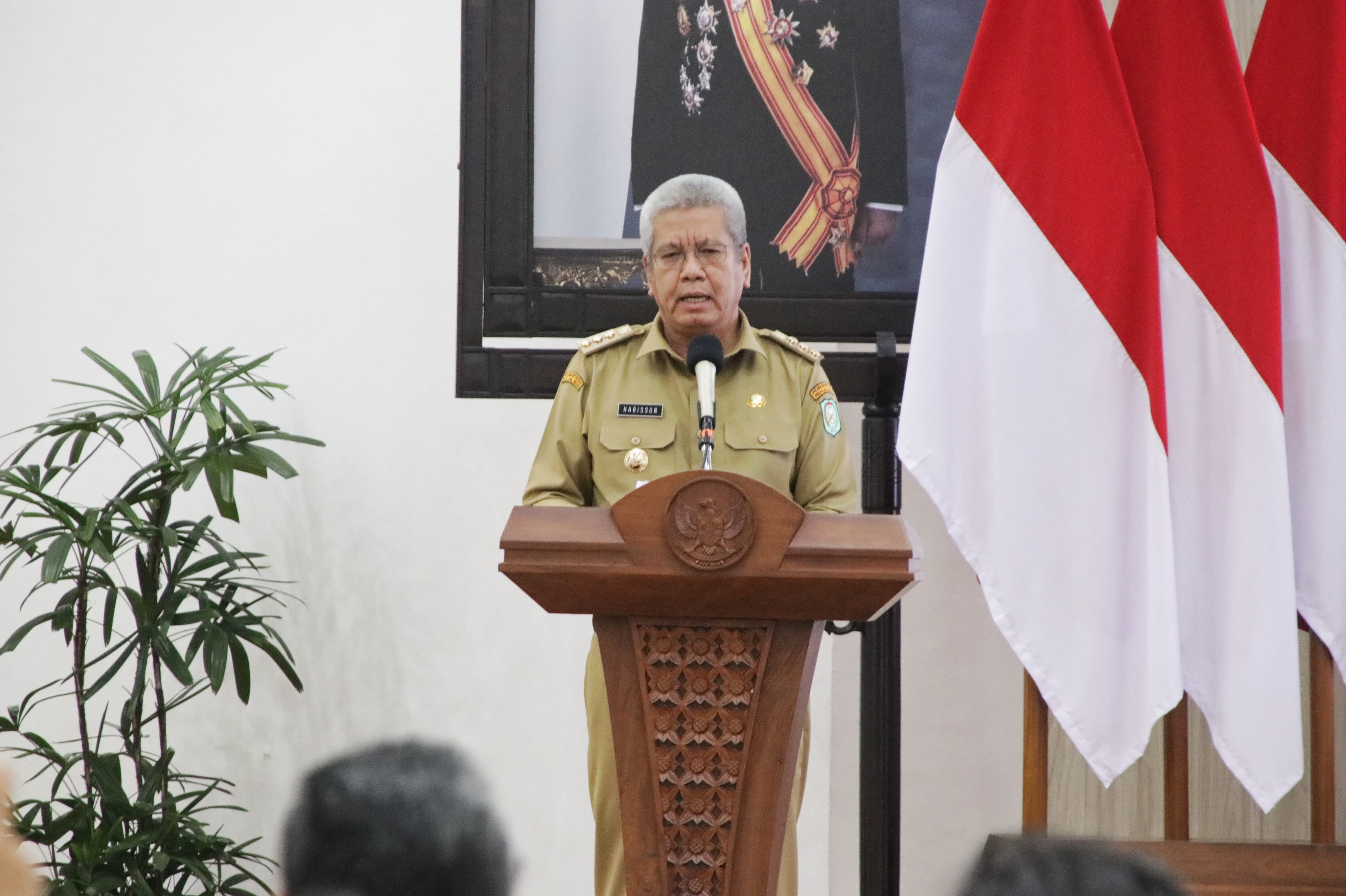 Pj Gubernur Harisson memberikan sambutan saat kegiatan penandatanganan berita acara IDM 2024 di Balai Petitih, Kantor Gubernur, Selasa (2/7).