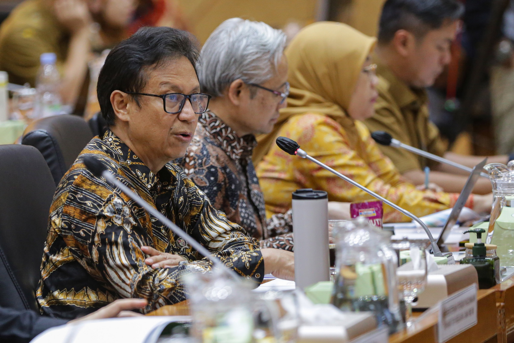 Menteri Kesehatan RI Budi Gunadi Sadikin (kiri) dalam Rapat Kerja (Raker) dengan Komisi IX DPR, di Gedung Nusantara I, Kompleks Parlemen, Senayan, Jakarta, Selasa (2/7/2024). Dalam rapat yang juga dihadiri pejabat dari Kementerian Pendayagunaan Aparatur N