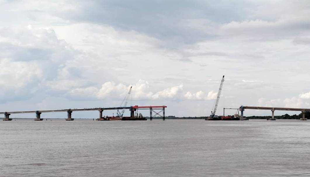 SEGERA RAMPUNG: Pengerjaan Jembatan Sungai Sambas Besar (JSSB) saat ini tengah dikebut. Tak lama lagi masyarakat akan menikmati infrastruktur yang dinati-nanti ini.