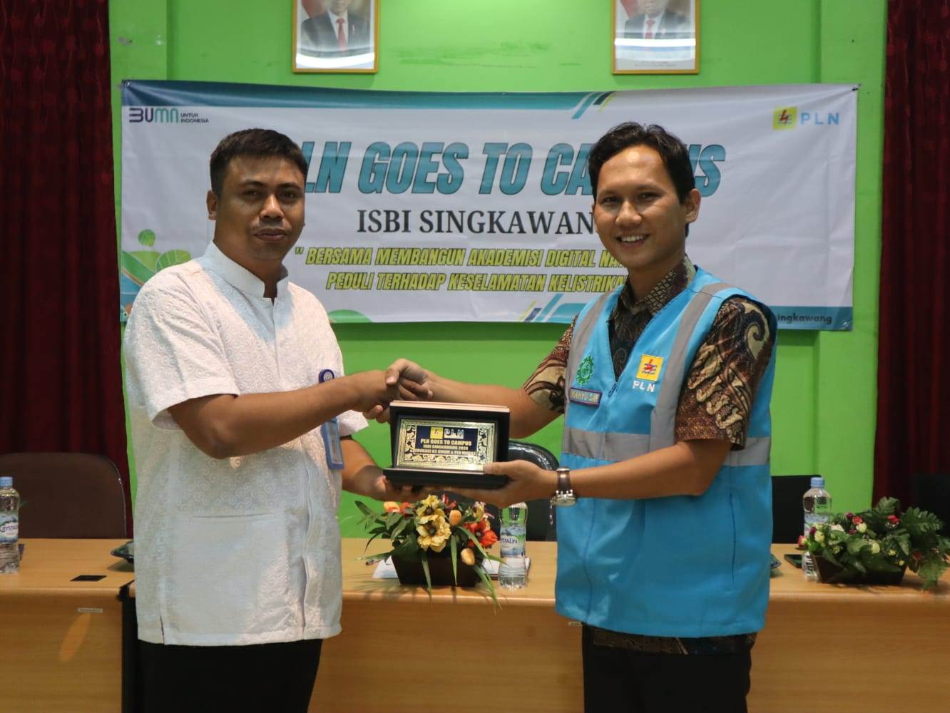 EDUKASI: PLN UP3 Singkawang Goes To Campus ke ISBI Singkawang mengenalkan PLN Mobile dan edukasi bahaya listrik.