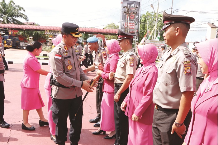 PANGKAT : Kapolres Sanggau AKBP Suparno Agus Candra Kusumah memberikan ucapan selamat kepada personilnya yang mendapatkan kenaikan pangkat.