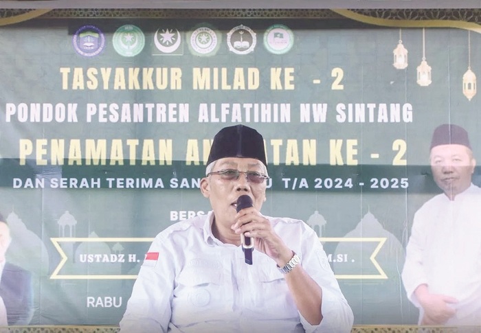 HADIR : Bupati Sintang, dr. Jarot Winarno, saat menghadiri kegiatan tasyakkur milad ke-2 Pondok Pesantren Alfatihin Nahdlatul Wathan.