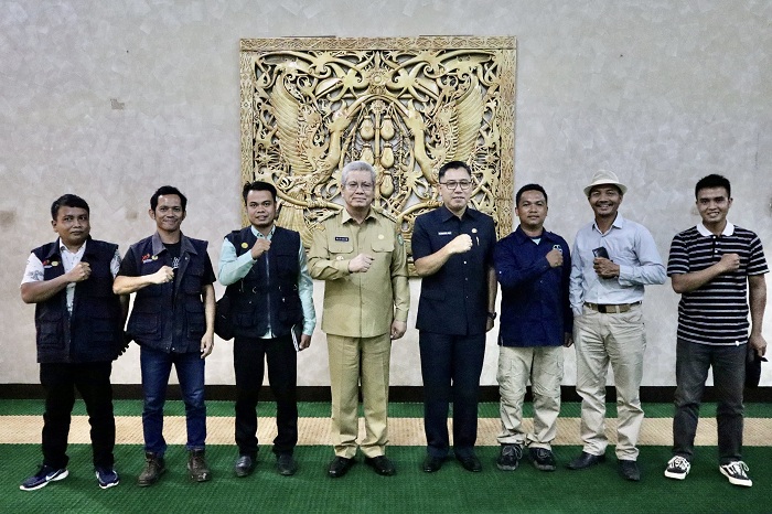 BERSAMA: Harisson foto bersama usai menerima audiensi PW DPM-DPA Kalbar di Pendopo Gubernur, Senin (1/7).
