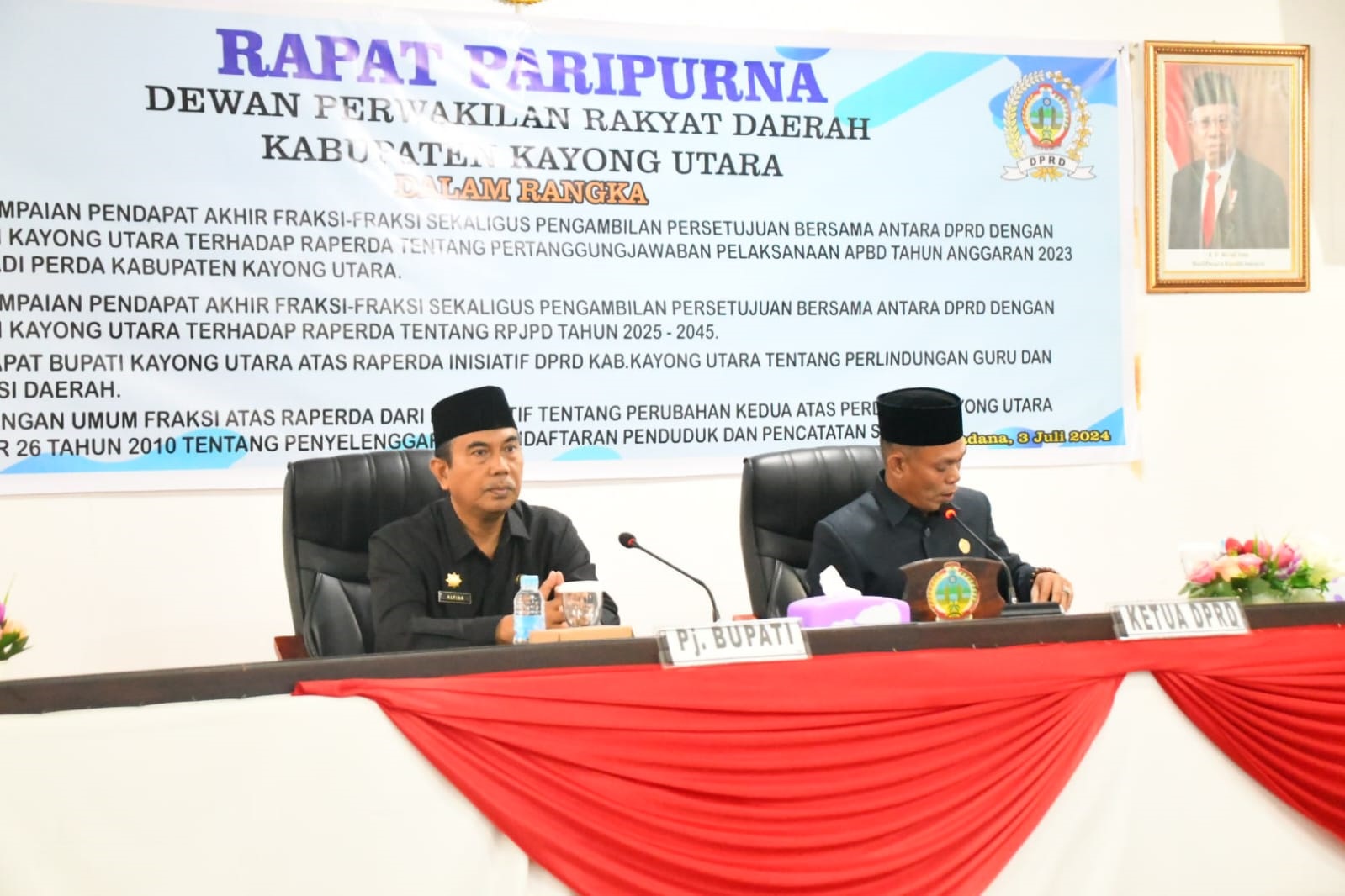 RAPERDA: Rapat Paripurna DPRD sekaligus menyampaikan pandangan terdahap 2 (dua) Rancangan Peraturan Daerah (Raperda).