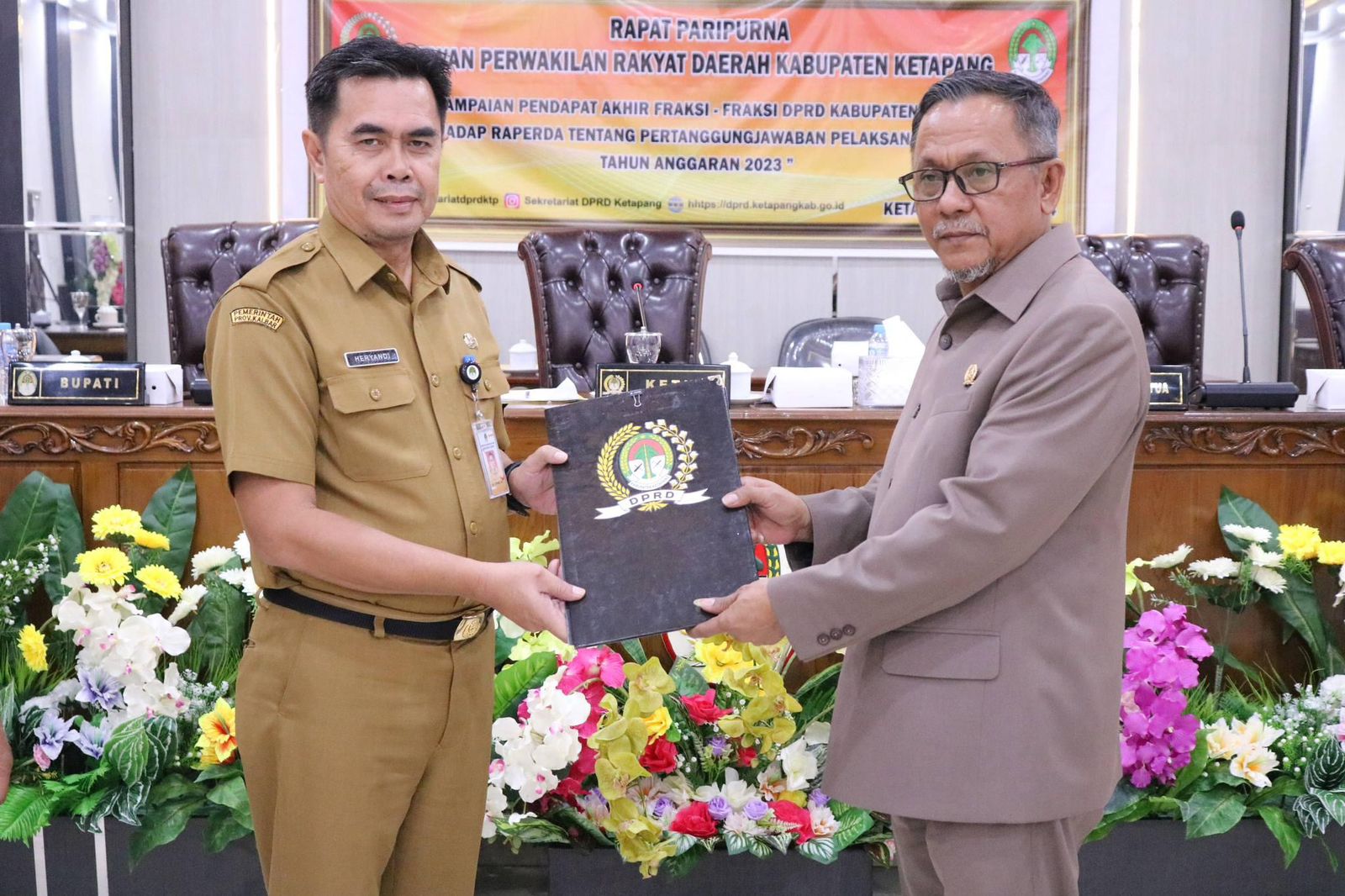 SAHKAN: Wakil Ketua DPRD Ketapang, Mathoji, menyerahkan surat persetujuan terhadap tiga Raperda pada rapat paripurna, Selasa (2/7).