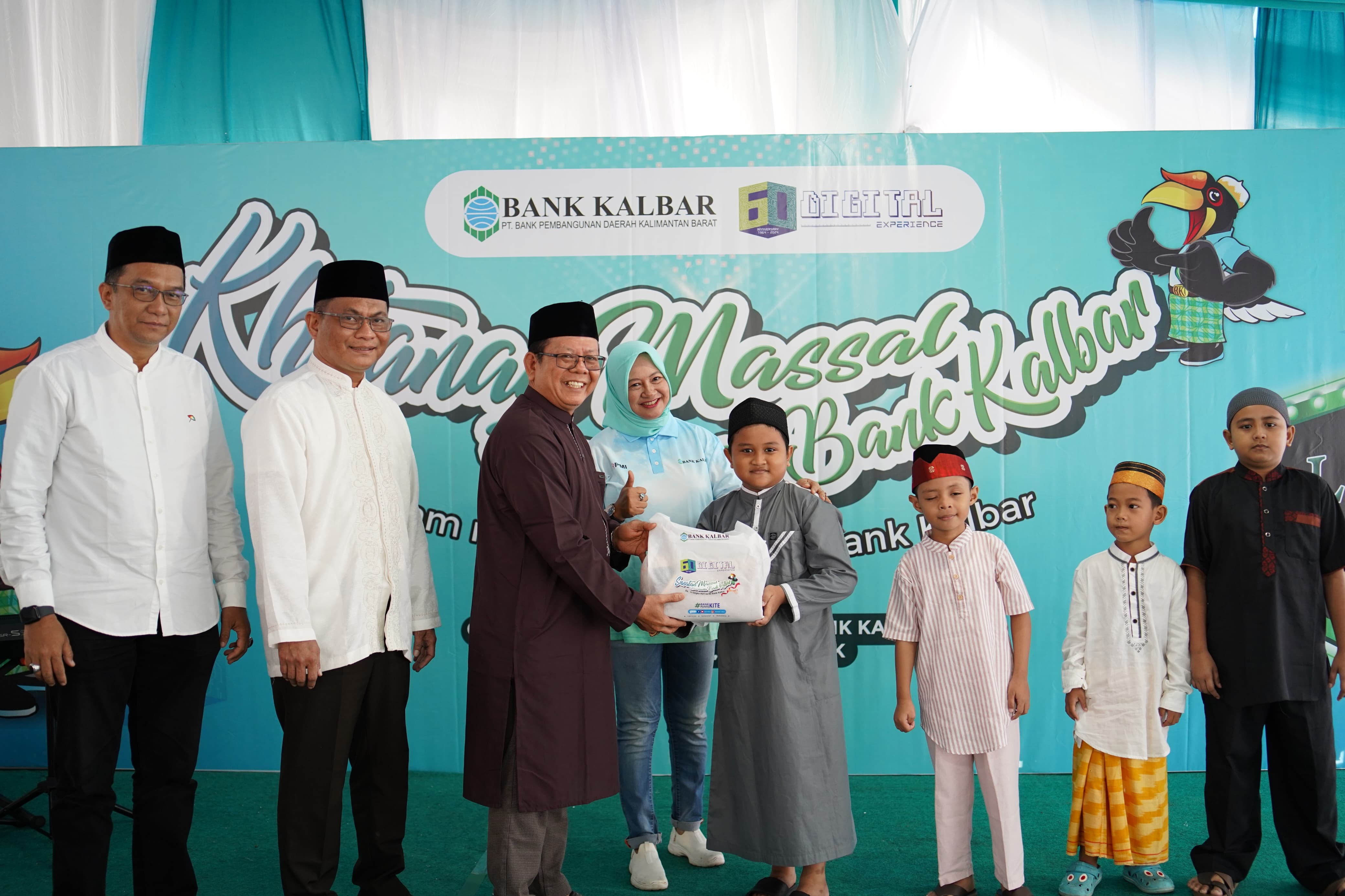SUNATAN MASSAL : Kepala Biro Kesejahteraan Rakyat Setda Provinsi Kalimantan Barat, Mulyadi menyerahkan bingkisan kepada peserta khitanan massal Bank Kalbar yang digelar Minggu (30/6) pagi.