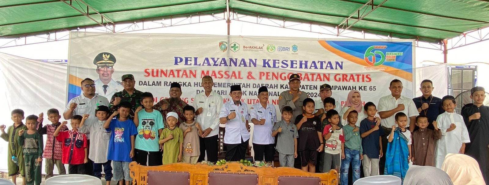 MASSAL : Foto bersama peserta sunatan massal.