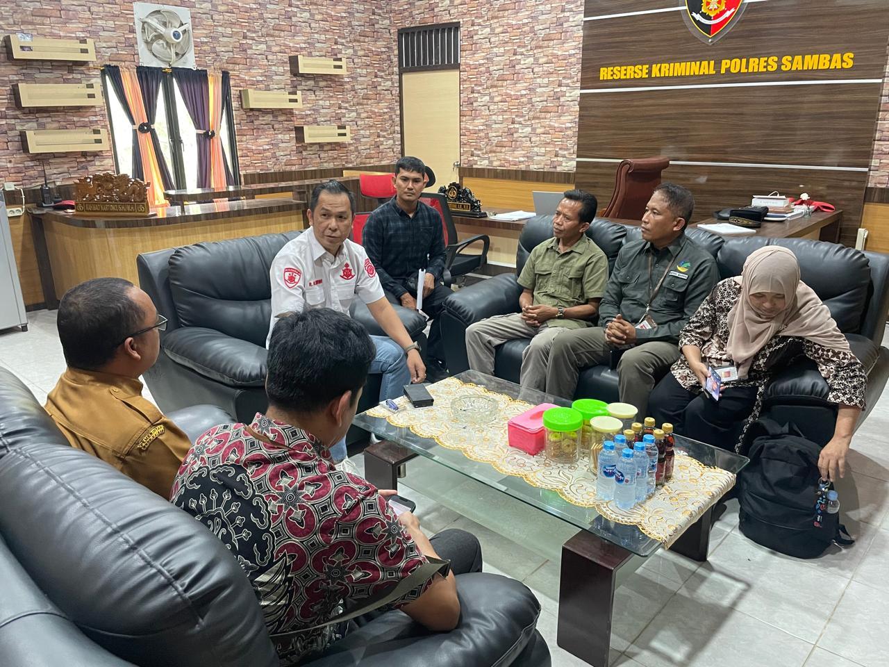 KONSULTASI: Tim Kemensos RI saat berkonsultasi dengan Polres Sambas terkait kasus pencabulan bocah 11 tahun di Kecamatan Tangaran.