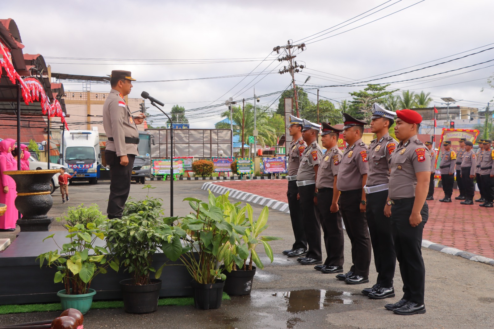 KENAIKAN PANGKAT : Kapolres Sintang AKBP Dwi Prasetyo Wibowo memimpin kenaikan pangkat personel Polres Sintang dan jajaran.