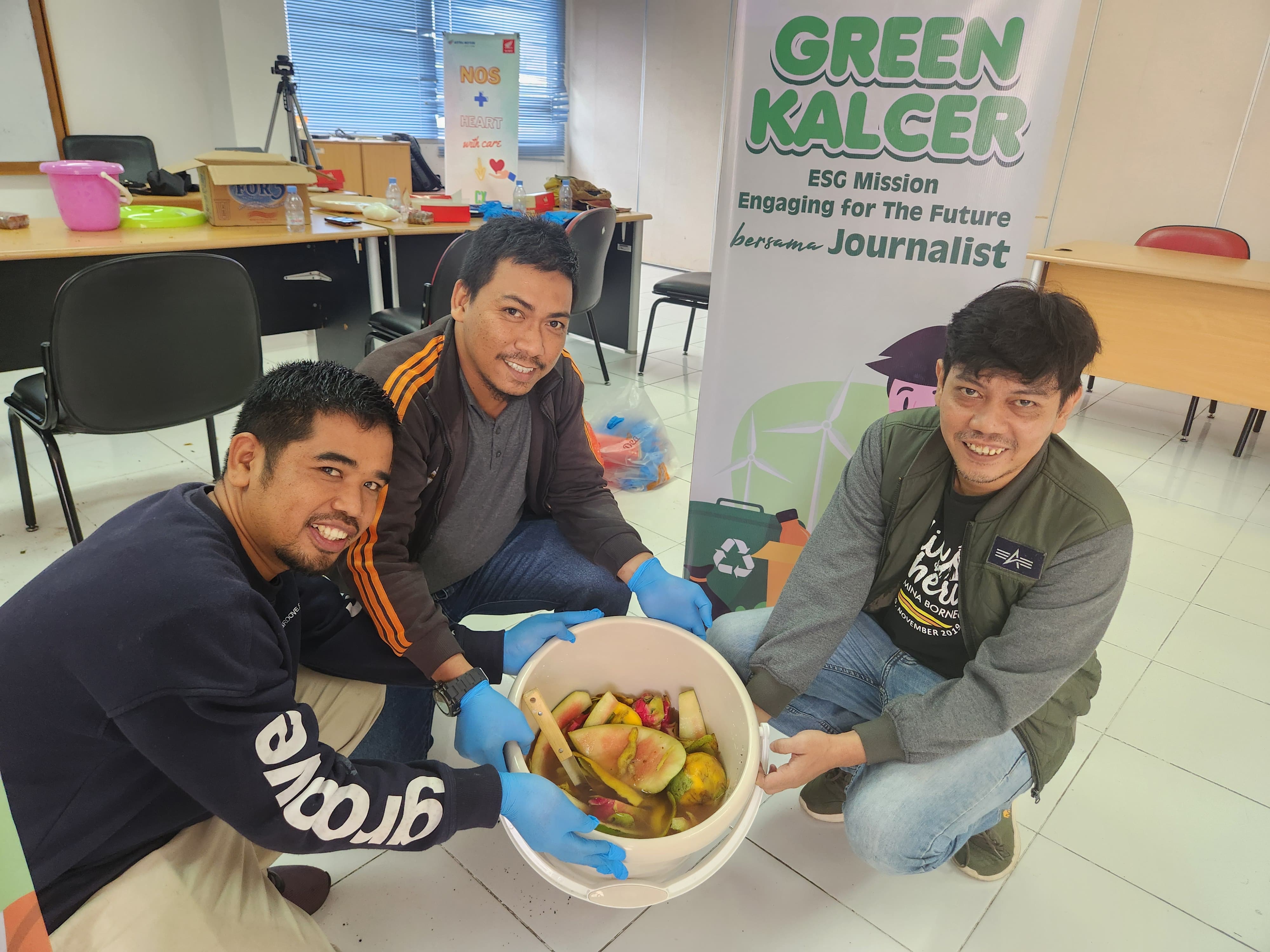 Jurnalis Pontianak membuat pupuk kompos dari sampah rumah tangga dalam kegiatan Green Kalcer oleh Astra Motor Kalbar, Kamis (4/7).