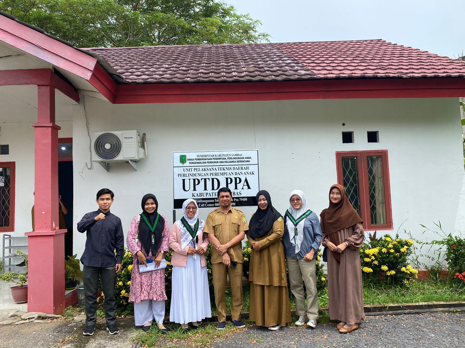 KUNJUNGAN: Para pengurus Kohati Cabang Sambas saat mengunjungi Kantor DP3AP2KB Kabupaten Sambas.