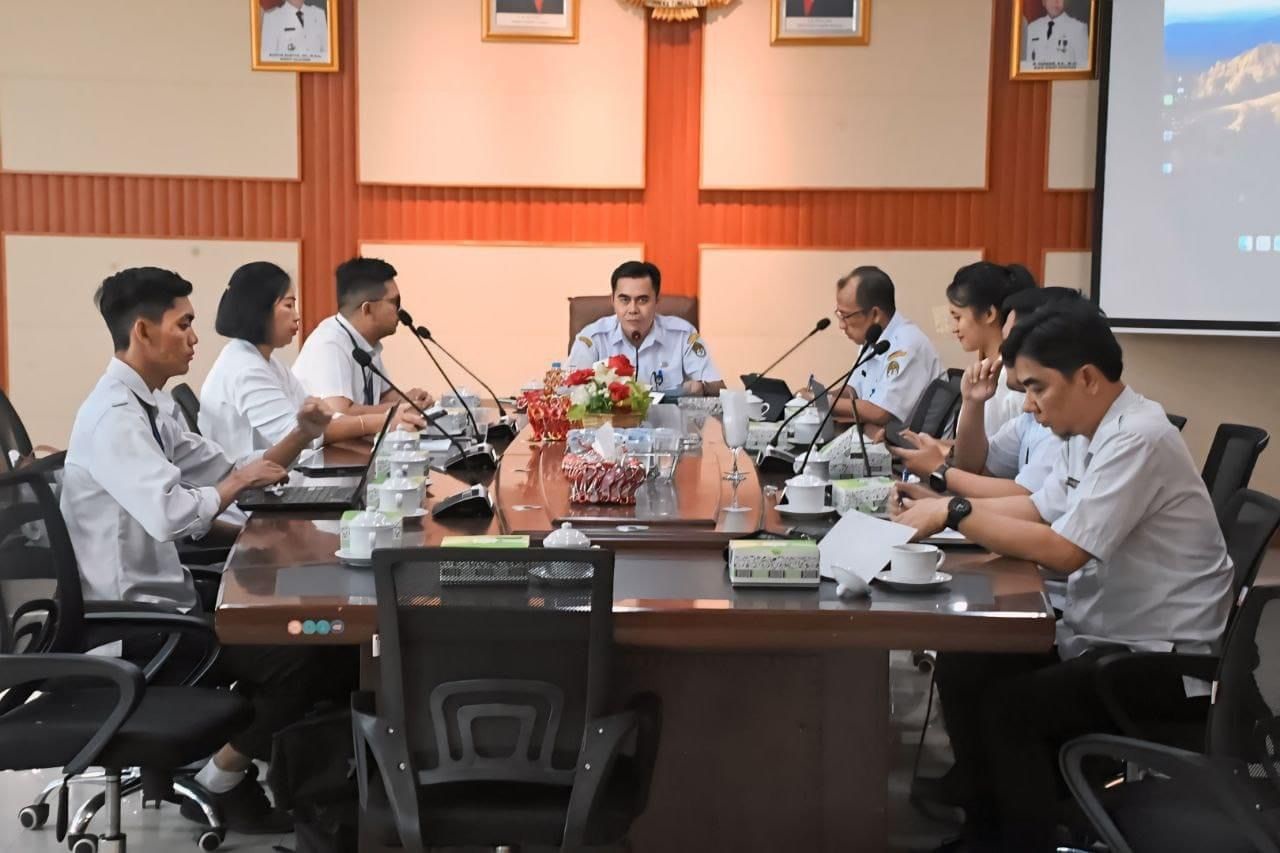 RAPAT PERSIAPAN: Asisten Sekda, Heryandi, memimpin rapat persiapan keikutsertaan Ketapang dalam Pameran Apkasi Otonomi Expo (AOE) 2024 di Jakarta, Rabu (3/7).