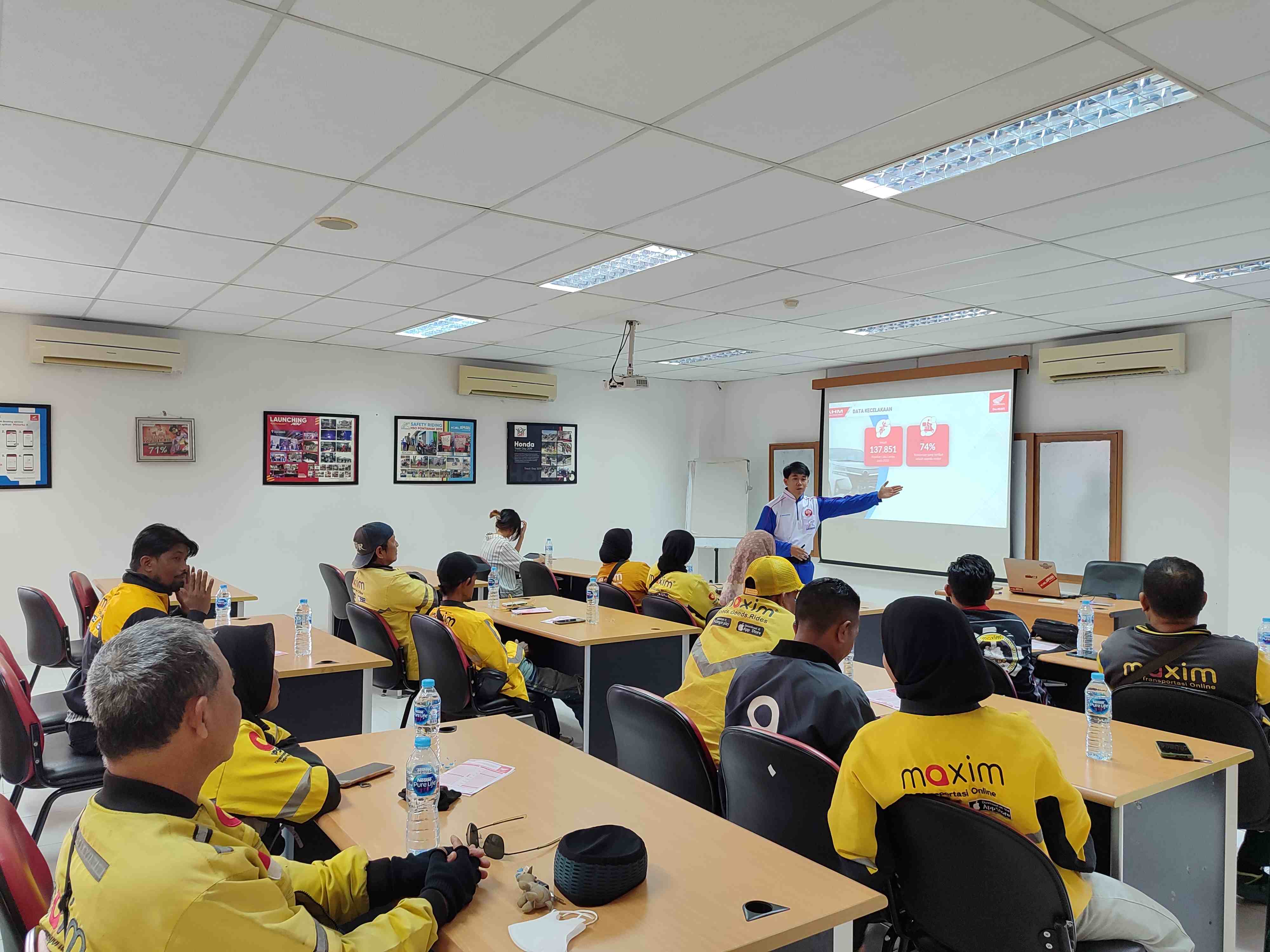 Astra Motor Kalimantan Barat menggelar edukasi bagi pengguna sepeda motor dengan memberikan edukasi #Cari_aman bagi driver Maxim yang ada di Pontianak dan Kubu Raya.
