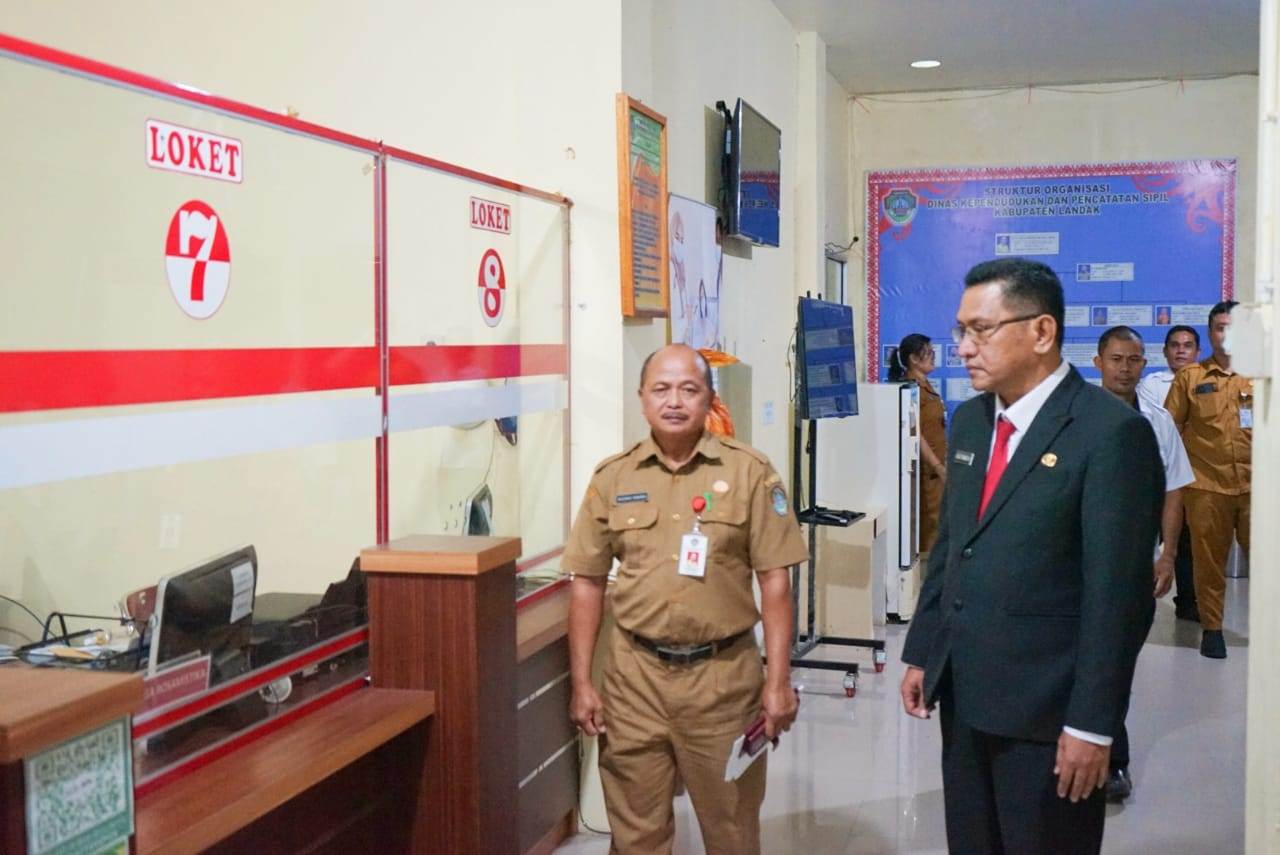MENINJAU: Pj Bupati Landak Gutmen Nainggolan meninjau pelayanan Disdukcapil Landak, Senin (1/7).
