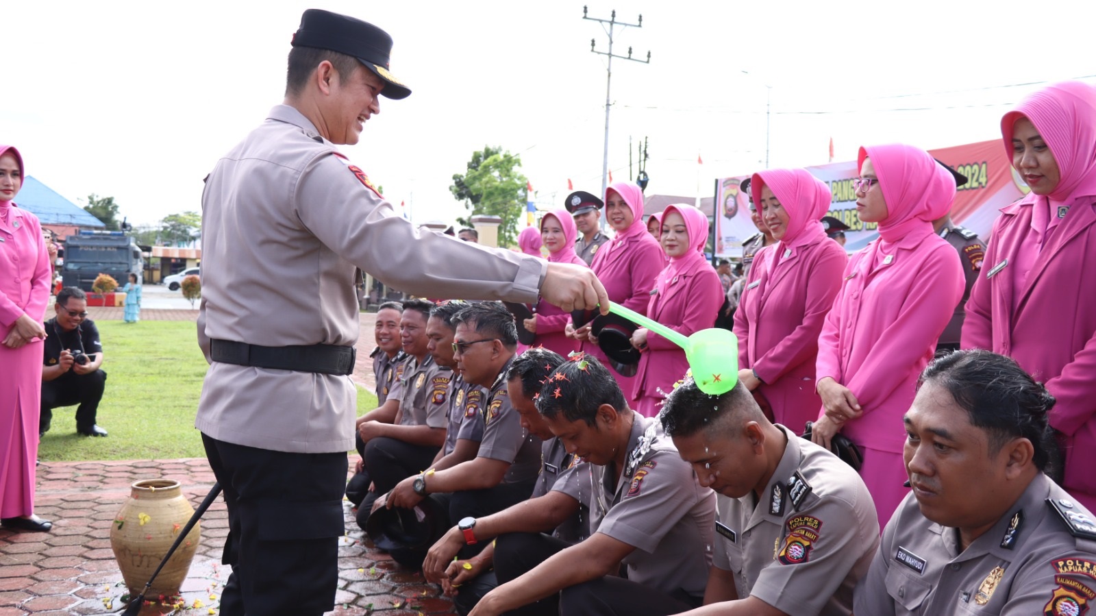 PANGKAT : Proses naik pangkat personel Polres Kapuas Hulu dipimpin langsung Kapolres Kapuas Hulu AKBP Hendrawan.