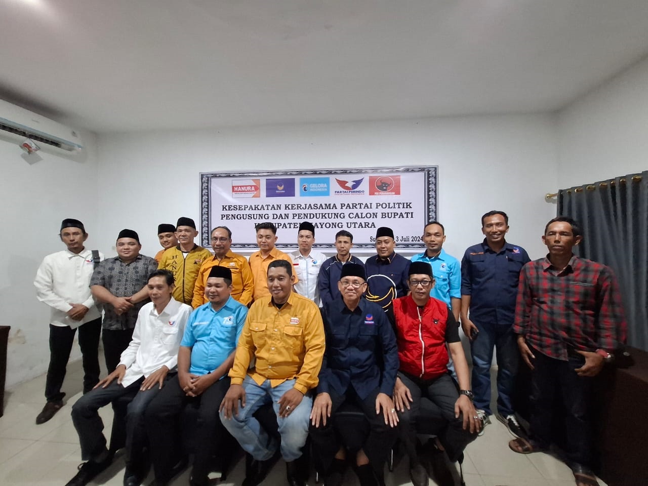 KOALISI: Lima Ketua Partai Koalisi (Hanura, Perindo, Nasdem, Gelora, dan PDIP) setelah menandatangani hasil kesepakatan bersama untuk mengusung Romi Wijaya sebagai calon bupati.