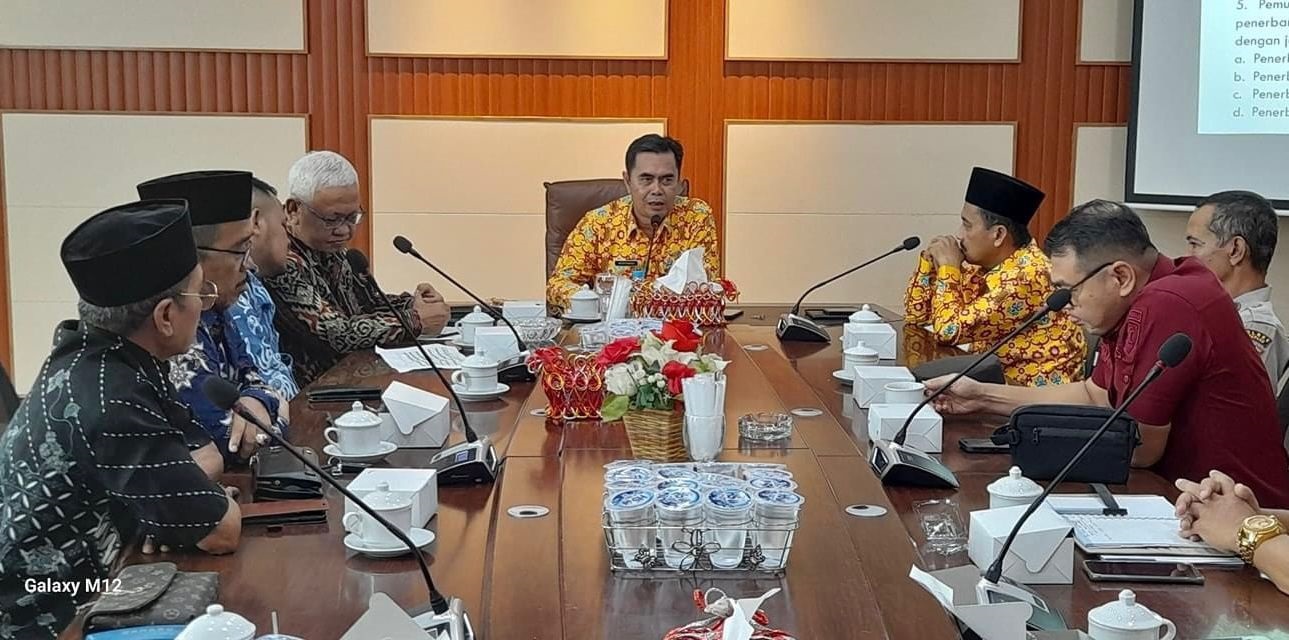 RAPAT FASILITASI: Asisten Sekda, Heryandi, memimpin rapat fasilitasi kepulangan jemaah haji Ketapang, Kamis (4/7).