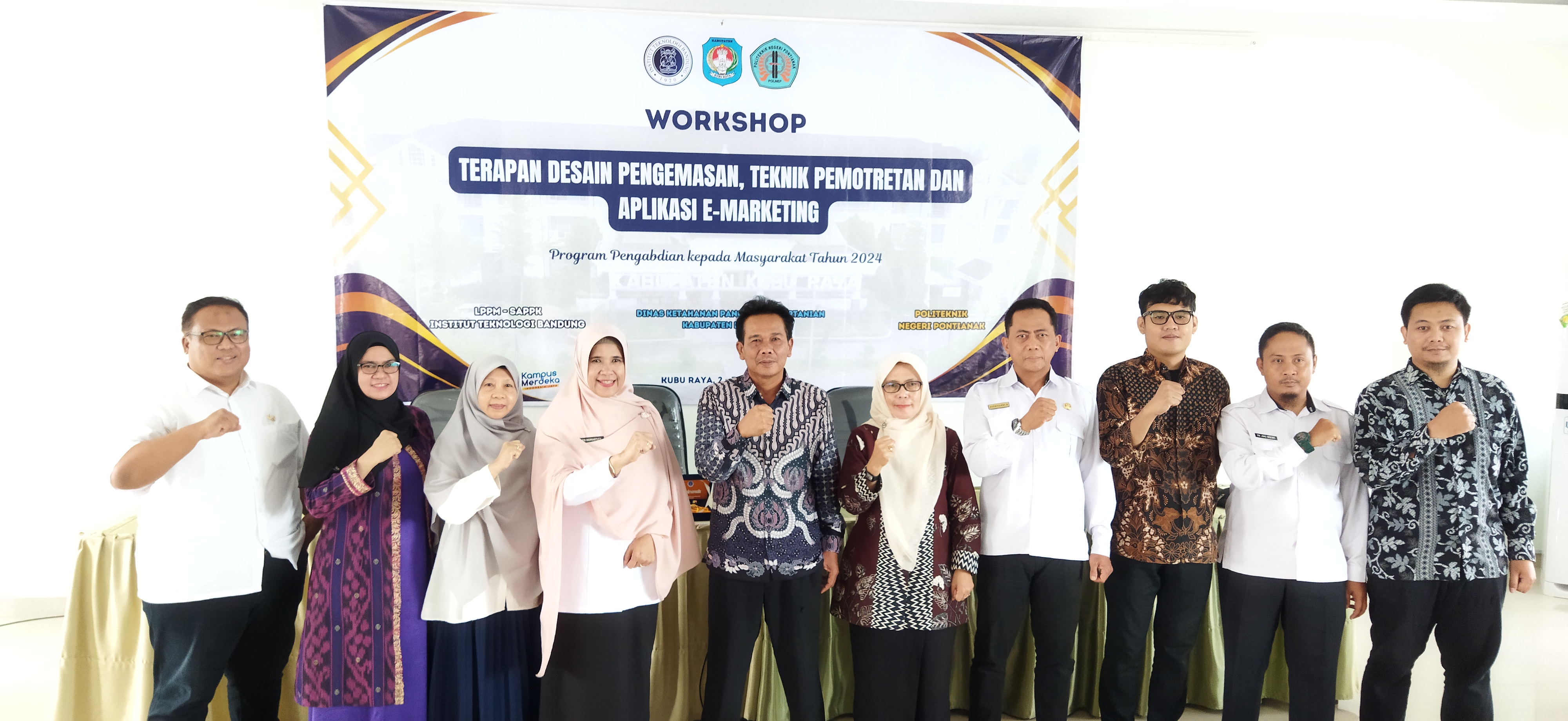 PPM: LPPM-SAPPK ITB, DKPP&nbsp; Kubu Raya, serta Polnep bekerjasama terkait&nbsp;pelaksanaan&nbsp;PPM&nbsp;mengenai terapan desain pengemasan, teknik pemotretan, dan aplikasi e-marketing produk aneka olahan hortikultura.