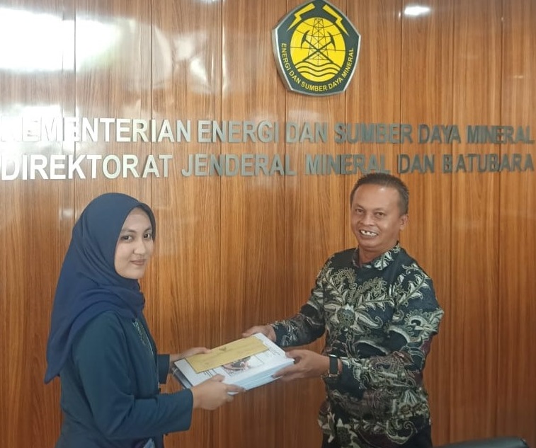 USULAN : Sekretariat Daerah Kabupaten Sintang Bagian Sumber Daya Alam saat mengusulkan izin Wilayah Pertambangan Rakyat ke Kementerian Energi dan Sumber Daya Mineral di Jakarta.