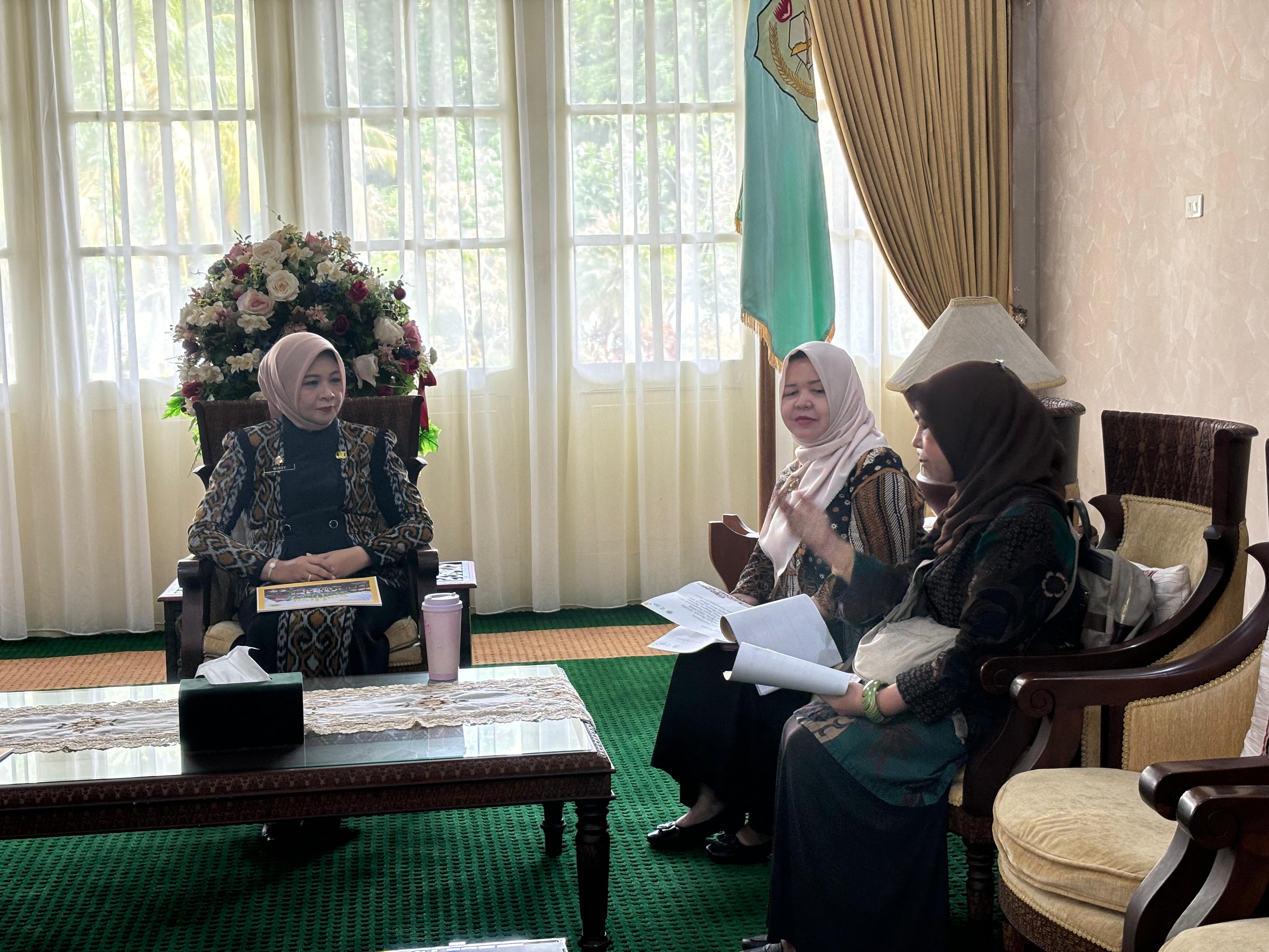 MABM: Pj Ketua Dekranasda Kalbar Windy Prihastari berbincang dengan panitia pelaksana FSBM XIII Tahun 2024 dari MABM Kalbar, Selasa (2/7).