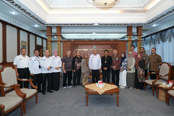 BERSAMA: Harisson foto bersama usai menerima audiensi Direktur SDGs Center Telkom University Runik beserta jajaran di Ruang Kerja Gubernur, Rabu (3/7).