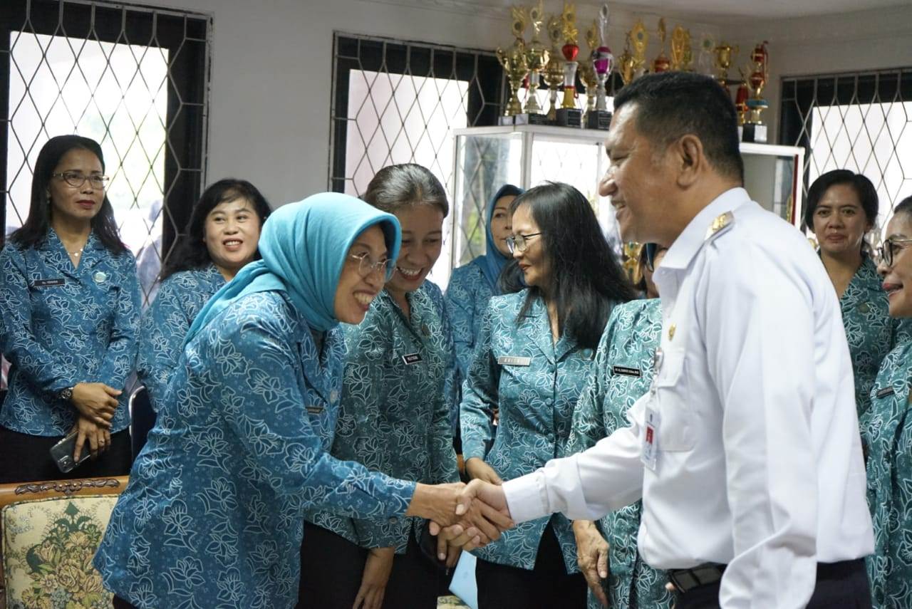 Penjabat (Pj) Bupati Landak, Gutmen Nainggolan meninjau Sekretariat Tim Penggerak PKK Kabupaten Landak, Rabu (3/7).