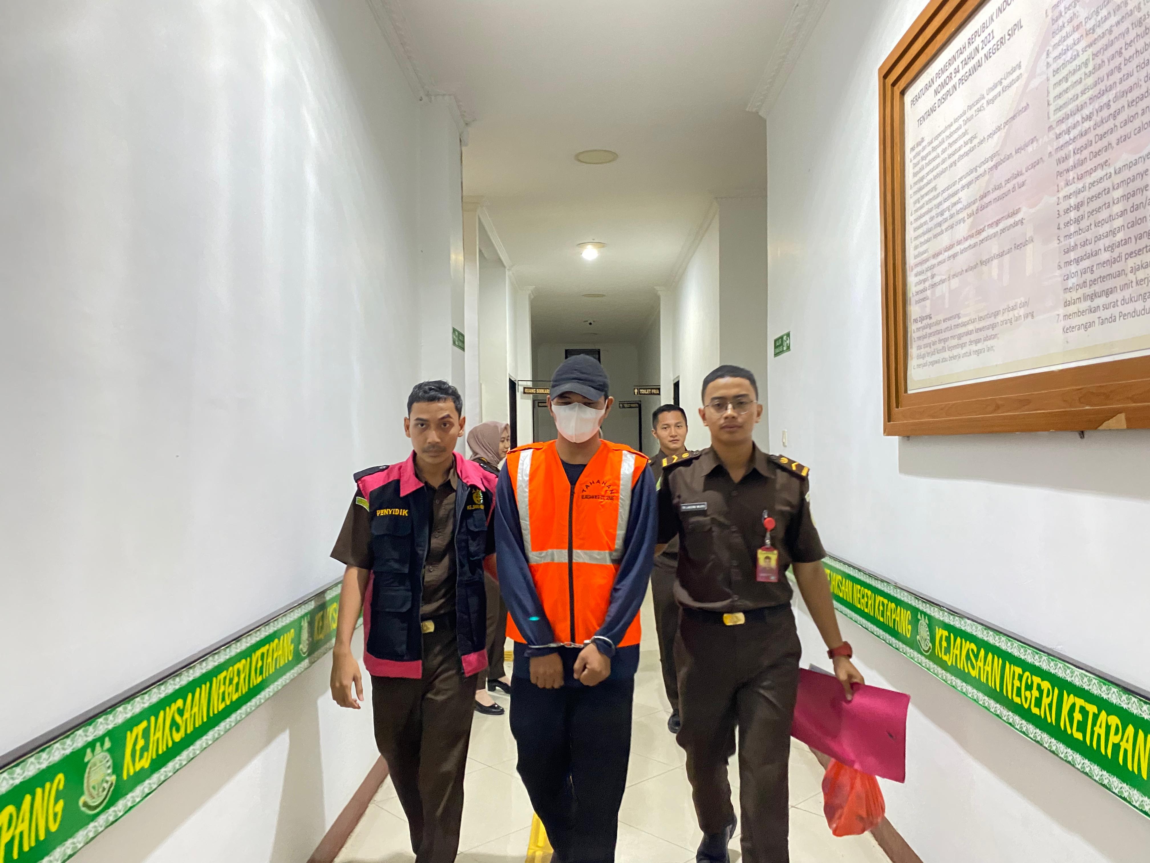 Kepala Desa Sungai Nanjung, Kecamatan Matan Hilir Selatan, Kabupaten Ketapang berinisial WN ditangkap atas dugaan penyelewengan dana desa.