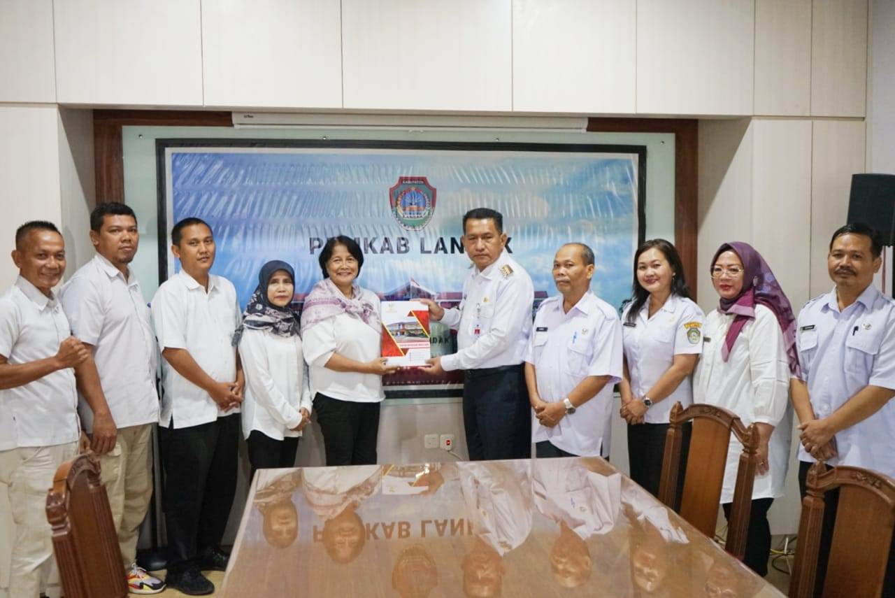 Pj Bupati Landak Gutmen Nainggolan, menerima penyerahan bantuan dari Kementerian Sosial Republik Indonesia di Ruang Rapat Bupati Landak, pada Rabu (3/7).