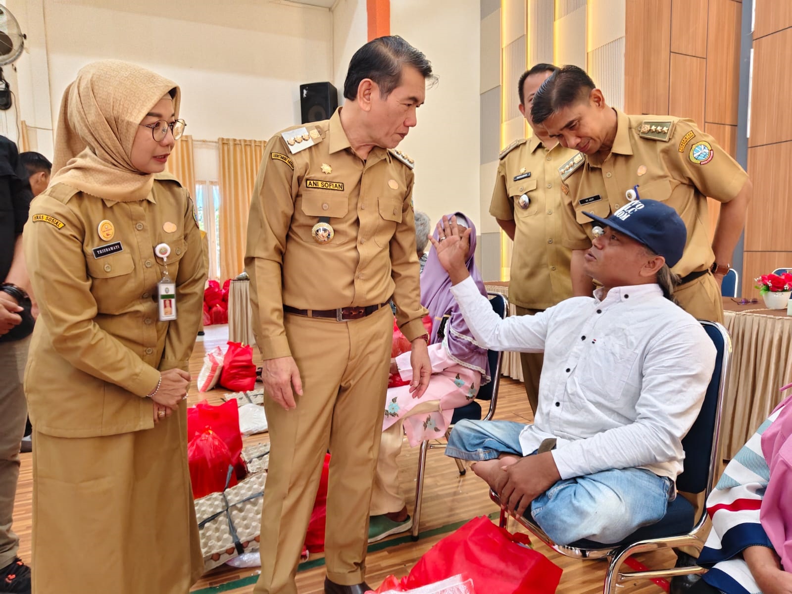 Pj Wali Kota Pontianak, Ani Sofian saat menyerahkan bantuan kepada warga kurang mampu.