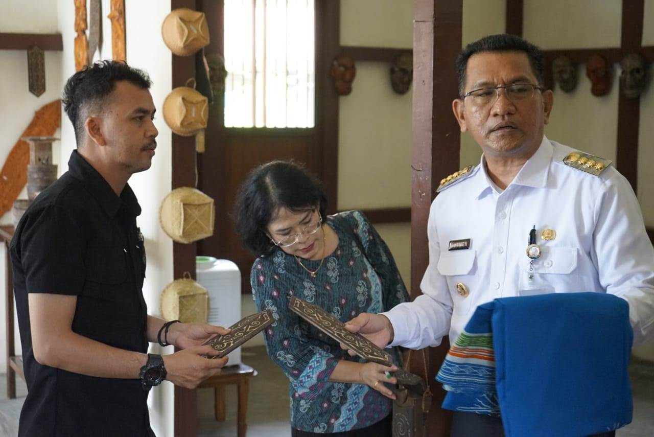 Pj Bupati Landak Gutmen Nainggolan, bersama Pj Ketua TP-PKK Kabupaten Landak, Wahyuning Muliani, meninjau Gedung Dekranasda dan galeri UMKM Kabupaten Landak pada Rabu (3/7).