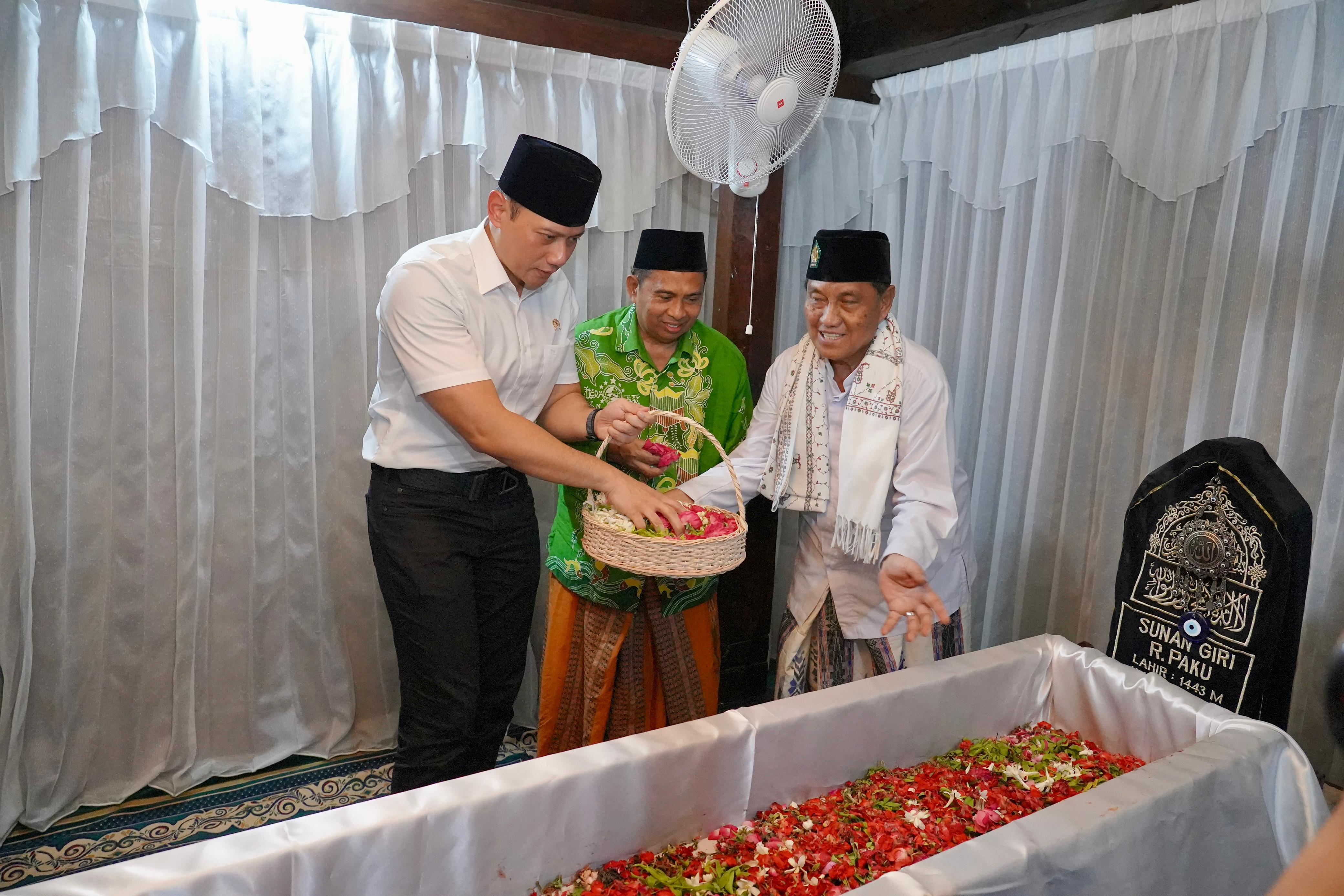 Setibanya di Jawa Timur, Menteri AHY beserta rombongan langsung bertolak ke Kabupaten Gresik untuk mengunjungi Kompleks Pemakaman Sunan Giri.